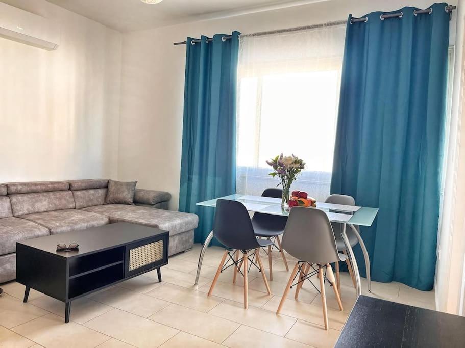 Teo Apartment Paphos Bagian luar foto