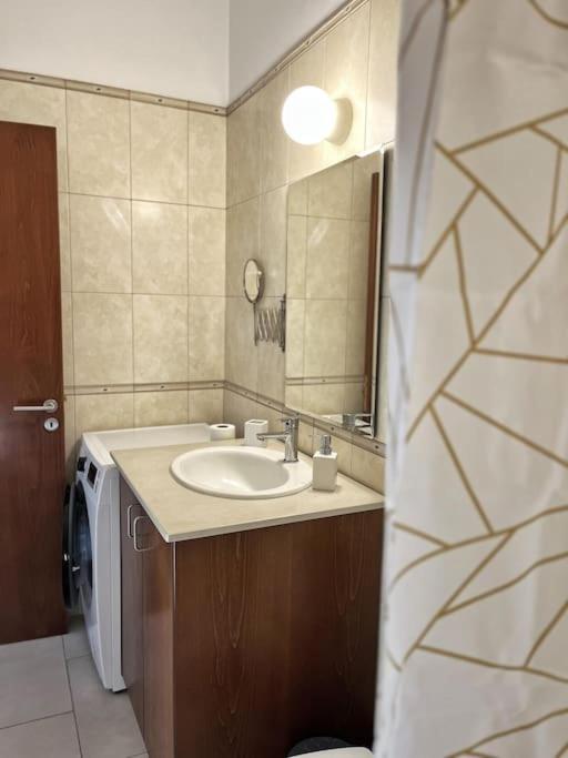 Teo Apartment Paphos Bagian luar foto