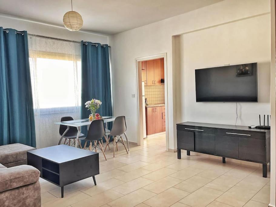Teo Apartment Paphos Bagian luar foto