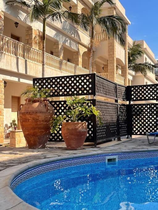 Teo Apartment Paphos Bagian luar foto